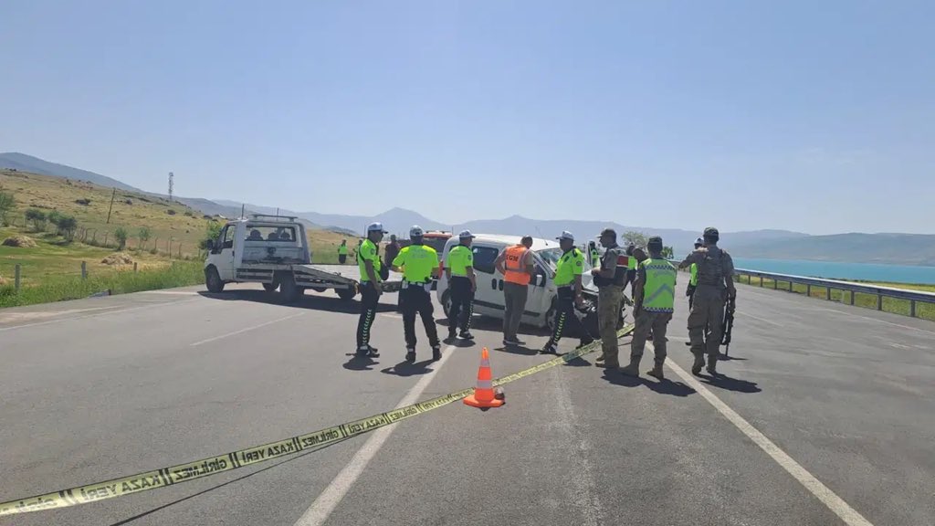Asli3616's tweet photo. Şehidimiz var TÜRKİYE! Şehidimiz var ADANA!

Van-Erciş kara yolunda devriye görevi yapan jandarma aracına hafif ticari aracın arkadan çarpması sonucu meydana gelen kazada Jandarma Uzman Çavuş Samet Karabulut şehit oldu, 4'ü Asker 5 kişi yaralandı.

Kaza, sabah saatlerinde, Van-Erciş kara yolundaki Ünseli köyü yakınlarında meydana geldi. Van'dan Erciş yönüne giden 06 DJA 494 plakalı hafif ticari araç, yol kenarında park halindeki askeri araca çarptı. 

Şehit asker, Erciş Devlet Hastanesi'nin morguna götürüldü. Yaralılar da aynı hastanede tedaviye alındı. Kazayla ilgili soruşturma sürüyor.

Şehit Karabulut’un Adana’nın Sarıçam ilçesinde ikamet ettiği öğrenildi. Bakan Çiftçi acı haberi duyurarak ,'Van'ın Erciş ilçesinde görevi başında yaşanan trafik kazasında Jandarma Uzman Çavuş Samet Karabulut şehit olmuştur' ifadelerini kullandı.

Aziz Türk milletimizin başı sağolsun

@VanEmniyet @jandarma @AdanaIlJandarma 

#Polis #Jandarma #Şehit