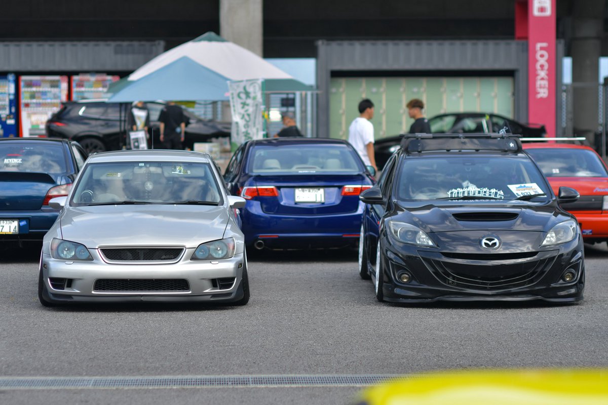 yoneko_bass's tweet photo. コンビニの駐車場で朝ノ島FFの動画を見てカスタム談義してたあの頃から、
コンセプトもジャンルも車種も何もかも異なるのに共に成長してきた2台を、Carflixのラストで並べられて本当に良かった。

 #Carflix5
📸▶︎@AMN_Lew6251 https://t.co/m2N1By0pfU