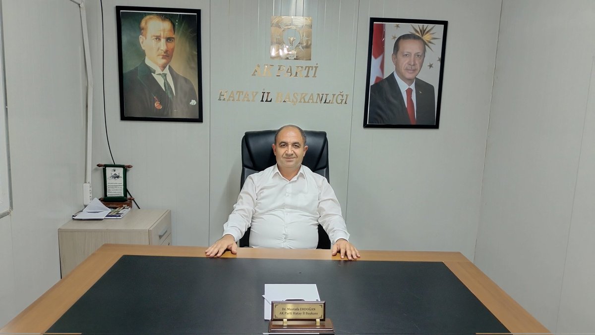 akpartilhatay's tweet photo. 📍HATAY İL BAŞKANLIĞI

Kapımız her daim açık, gönlümüz bir..
Siz kıymetli hemşehrilerimizi AK Parti Hatay İl Başkanlığımızda
ağırlamaktan mutluluk duyarız.
Gelin, sohbet edelim; fikirlerinizi dinleyelim, Hatay'ımız için birlikte düşünelim.
• Nöbetçi
İl Başkan Yardımcımız 
Durdu ODUNCU