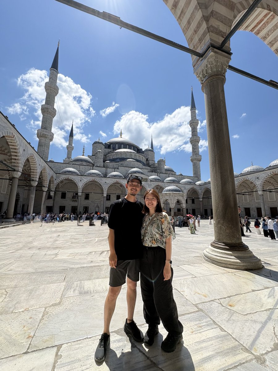 sunao_notsu's tweet photo. 妻とトルコ🇹🇷で合流しました！
まずブルーモスク🕌に行ってきましたが、内装が本当に壮大で感動。

オスマン帝国時代、
衰退していたイスラム権力の掲揚を大きな目的として建設したのだとか。

現在も現役の礼拝所として機能しているので、無料でした。有り難い。

#世界一周 https://t.co/BqtPS260Br