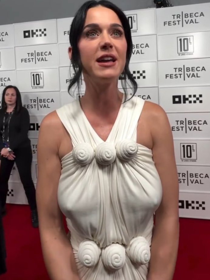 Silentzonee's tweet photo. Katy Perry still manages to grab everyone's attention at 41. 🔥 https://t.co/QmG9d7eJlG