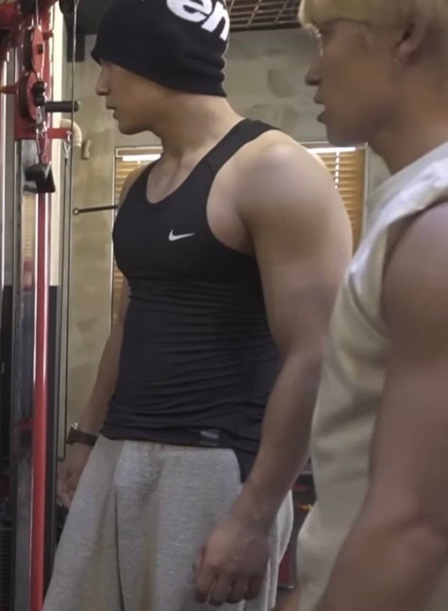 yawnzzncvm's tweet photo. let's admit it, some male idols have anaconda hiding in disguise https://t.co/aXsWscHMms