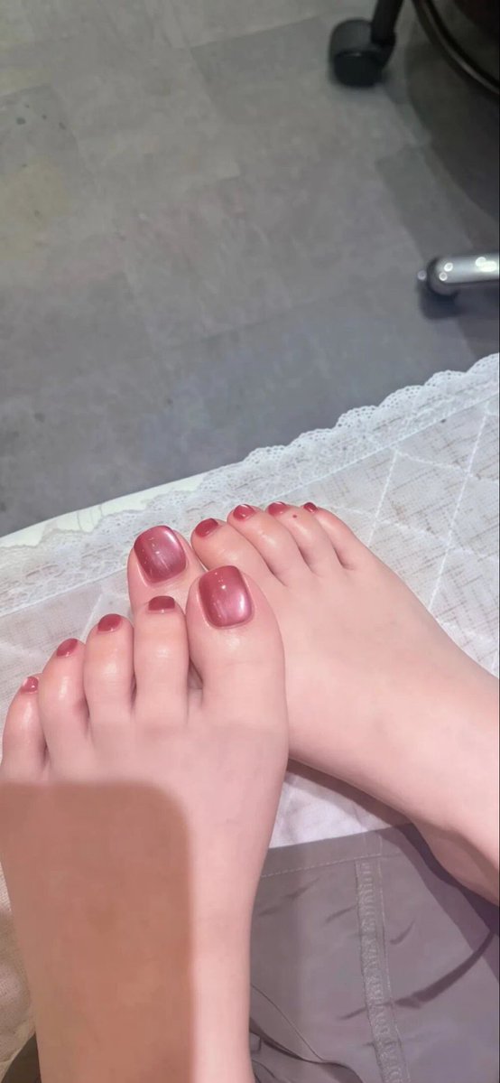 TTover0925's tweet photo. 刚来x，给宝宝们看看腿吧😛
      赶紧看，我要删了….. https://t.co/wUcwt6V2Ny