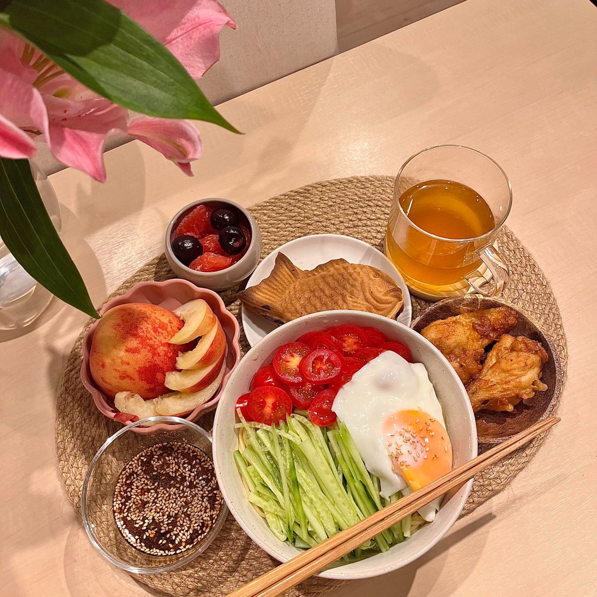 zooko07477823's tweet photo. 東京で働く、意外と料理できる社会人。
今日のごはんはこんな感じ。
りんご酢の冷やし麺
桃
フライドチキン
たい焼き
グレープフルーツとさくらんぼ
麦茶

ひとりごはんだけど、けっこう満足度高め。
#東京 #今日の夜ごはん #ひとりごはん何食べる #ひとりごはん https://t.co/7A17bSA2HM