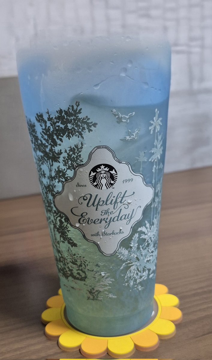 willwith2011's tweet photo. デザインが気に入って買った
スタバの色が変わるタンブラー😊

4色あってランダムで 私の元に来たのは…

夏にピッタリのブルー💙

最高の引きっしょ👍👍👍 https://t.co/GdBPAD29cc