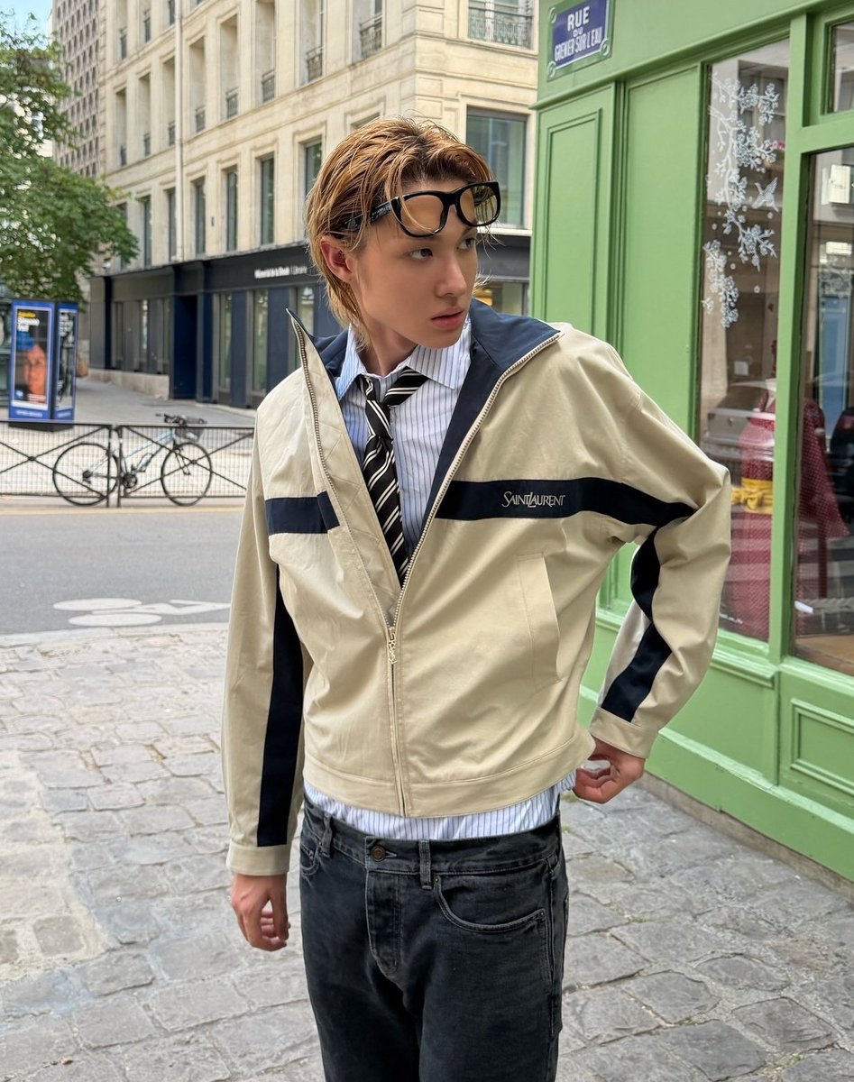 marttiniey's tweet photo. EH MARTIN JADI NGE LOCAL BANGET DISANA, MAKIN BULE GANTENG JUJUR😩💗 APALAGI PAKE KACAMATA PKUS KEMEJA???? GAK KUATTT https://t.co/ZAMugj8Fen