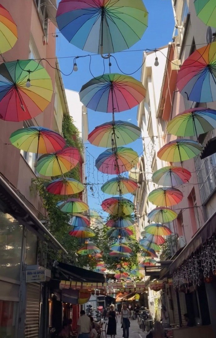 Aylaenr's tweet photo. Mekanın sahibi geri döndü, Kadıköy’e selam olsun! 😎 Ara sokakların o bildik kalabalığını, Moda sahilden esen rüzgarı, her köşesinden vintage ilham akan o ruhu o kadar özlemişim ki... Sonunda evimdeyim, ilmek ilmek yeni enerjiler toplama zamanı! ☕️✨ 
#Kadıköy #Moda #AylaDesign https://t.co/9AtTizuLDJ