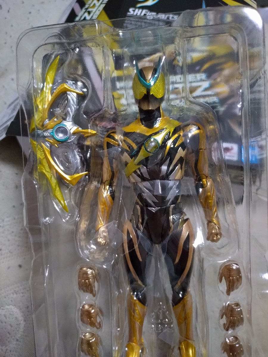 MURAOSAtoBorn's tweet photo. イナズマプラズマのアーツ届いた

背面塗装なくても正面ええやん…

なんで背面の腰が白欠けしてるんやぁぁぁぁぁぁ（泣） https://t.co/RP4spRA8Kr