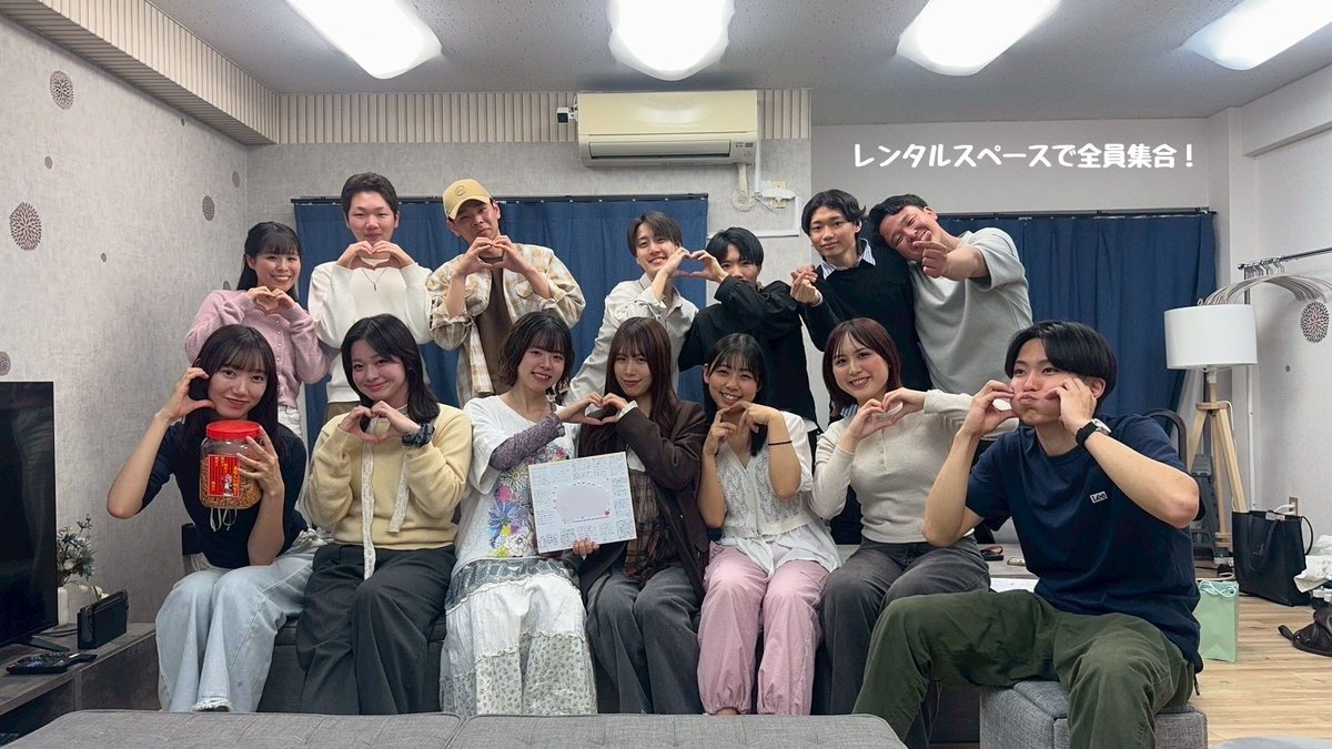 Uluru_PR's tweet photo. ╭━━━━━━━━━━━━━━━━━╮
　うるる26卒、仲良く頑張っています！
╰━ｖ━━━━━━━━━━━━━━━╯
この4月に入った14名の新卒メンバー。現在は、それぞれの部署で実務に入っています。
「現場配属後も仲良しです！Xで使ってください！」と大量に送られてきた写真の中から一部を紹介します！

🌱内定式翌日、早くも意気投合して同期会
✨初の4大イベント「うるフェス」も楽しみました
🍻しっかり月イチ同期会も開催中
💐レンタルスペースを借りて全員集合！
タコパを楽しみつつ、研修でお世話になった人事の皆さんへサプライズの色紙をみんなで描いていたそうです🥲

今後も新卒メンバーを含め、社員のリアルな姿や社内の日常を発信していきます！どうぞお楽しみに！
#うるる　#26卒　#新卒　#社内コミュニケーション