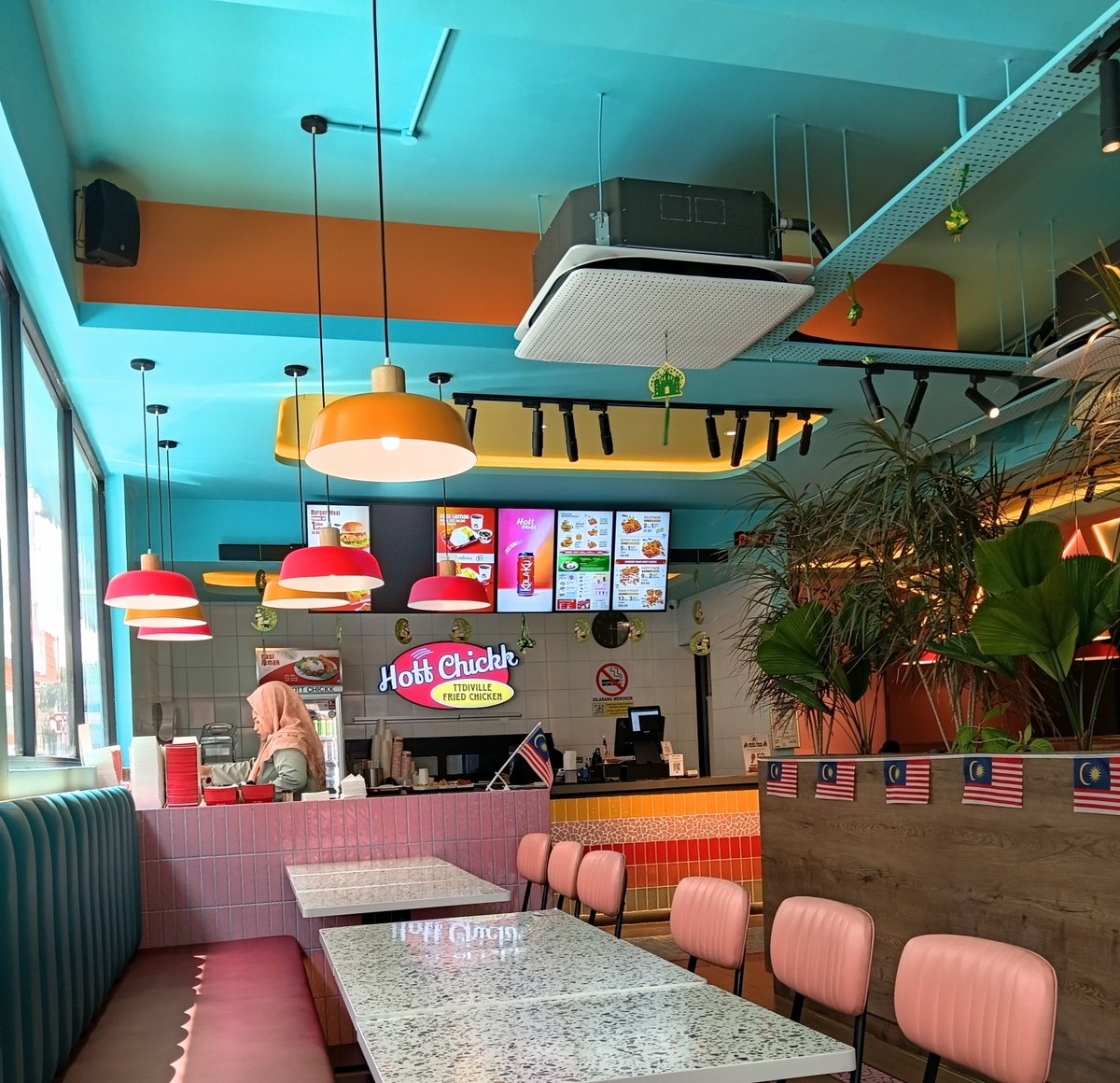 ariyokko's tweet photo. TTDI にあるHott Chickkというお店併設の無料プレグラが結構本格的だった✨️
1階で注文して、２階に持って行って食べたんだけど、２階がほぼプレグラ🥹
子供もたくさん遊んで楽しそうだった。
でも一つだけ、チキンの下に食パンが敷いてあったのが謎だった😂
チキンもポテトも味は美味しかったけど🍗 https://t.co/Gtg49npEHW
