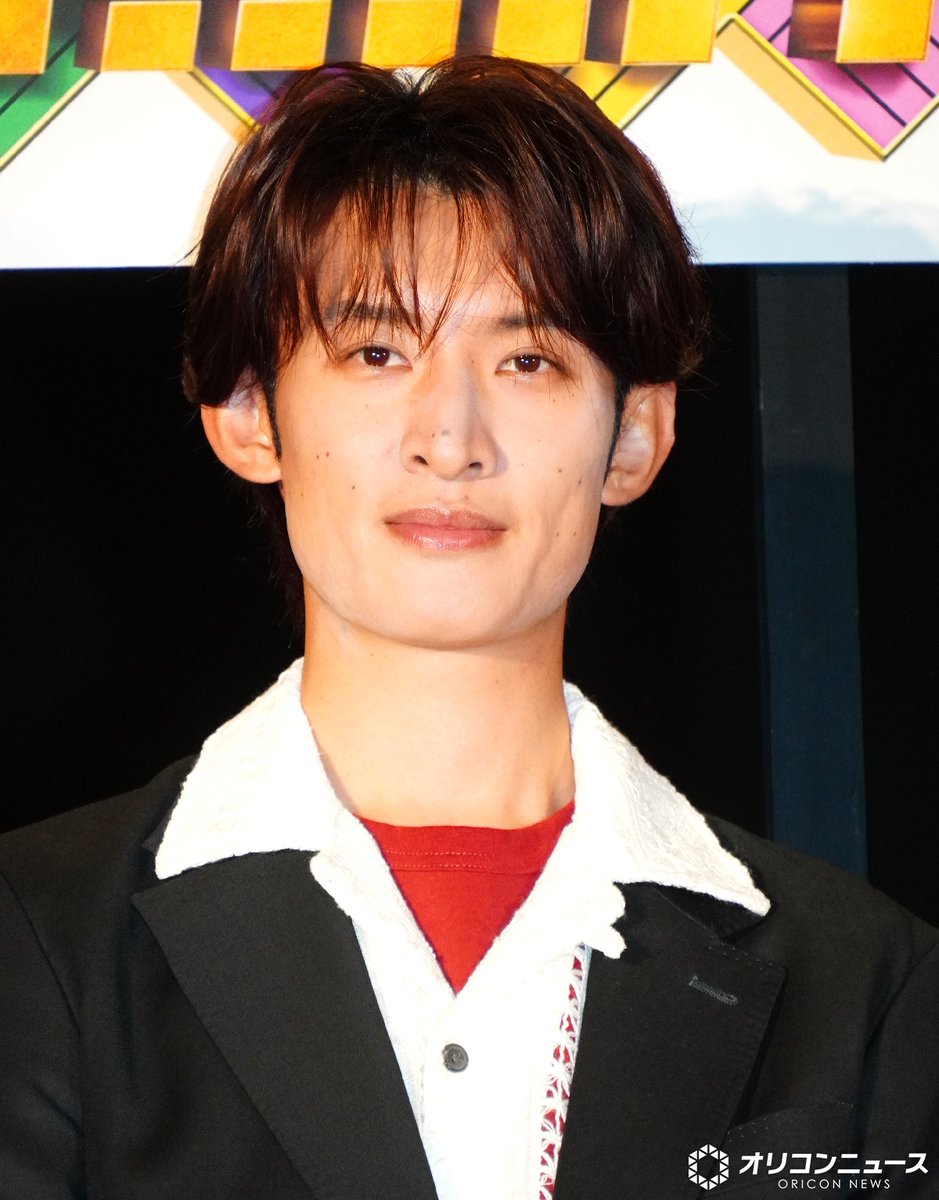 oricon's tweet photo. Snow Man向井康二、
Aぇ! group＆西村拓哉主演
映画『おそ松さん』を絶賛👏
「1人1人がちゃんと立ってた」　
後輩へ熱いエールも🔥

https://t.co/IqnWqHGKvV

#映画おそ松さん https://t.co/Jib8Xcsd56
