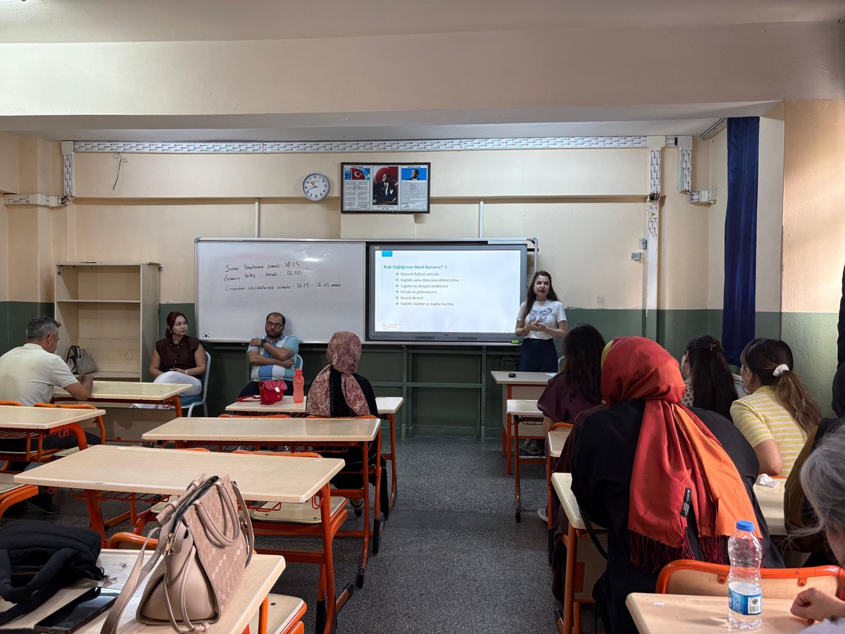 Osmaniyesaglik's tweet photo. Saha Elçi Programı kapsamında Mimar Sinan Ortaokulu öğretmenlerine yönelik eğitim programı düzenlenmiştir. Programda Psikolog Özge EVİN tarafından “Ruh Sağlığı ve Mutlu Bireyler”, Sosyal Çalışmacı Cennet ÖZTÜRK tarafından “Bağımlılıkla Mücadele ve Sağlıklı Alışkanlıklar” ve Sağlıklı Hayat Merkezi Sorumlu Hekimi Uzm. Dr. Ahmet UZUNTAŞ tarafından “İletişim Becerileri” konularında bilgilendirme eğitimleri gerçekleştirilmiştir.
@EmrahCeviz 
@saglikbakanligi 
@halksagligigm