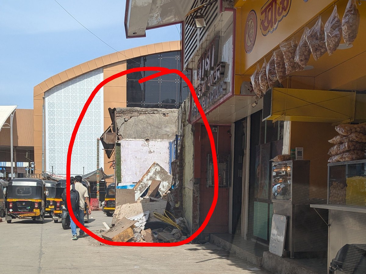 marc8047's tweet photo. @mybmc Two illegal constructions at Vikhroli station West, right on the station road.
There should be a garbage bin where the illegal construction is being carried out in the first pic. There are Zero garbage bins around the station.@mybmc please do the needful. https://t.co/eHAvn2gh6s
