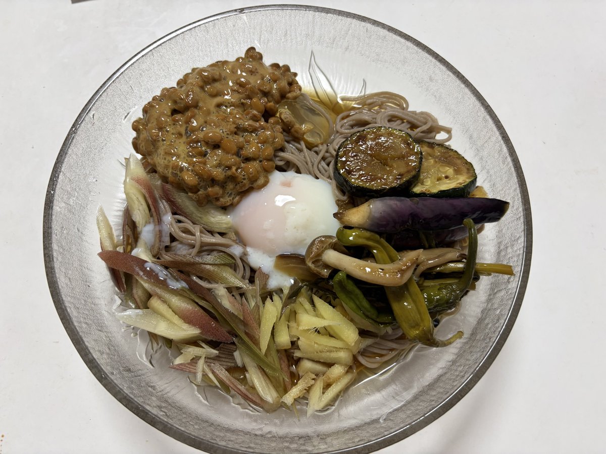 MEExYANG's tweet photo. 毎年暑くなると作り始めるこれ。焼き浸し。浸すものは何でもいいんだけど、俺は肉類は入れずに野菜だけのが好き！
麺にも飯にも合ってツマミにもなるから常備菜として非常に優秀！ https://t.co/hARcj1ntvR