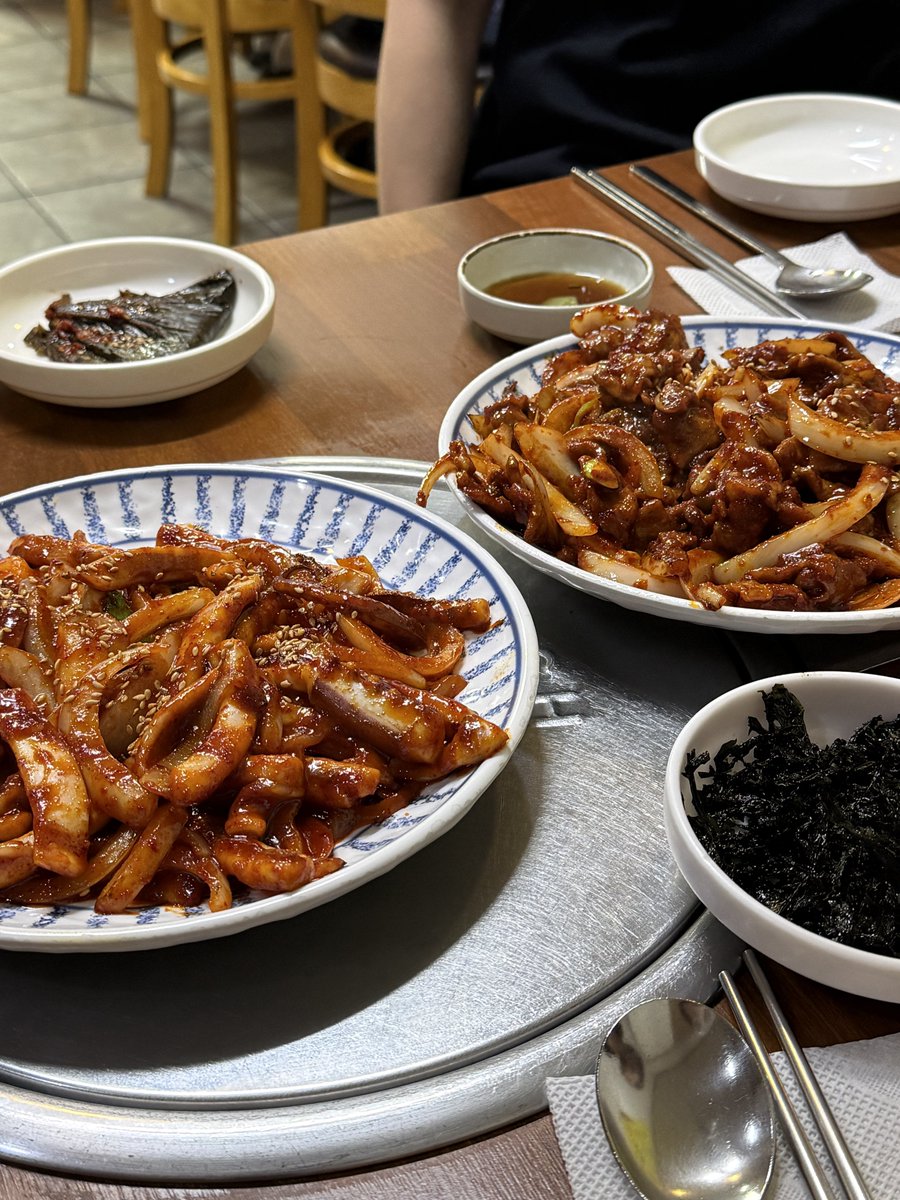 leafnwood's tweet photo. 회사를 다니는 건지 여의도 맛집 도장깨기를 다니는 건지 모르겟다 ㅎㅎ https://t.co/191spggoEt