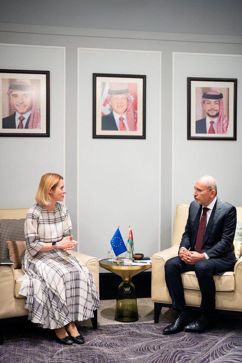EUinArabic's tweet photo. 1
زارت الممثلة العليا كايا كالاس عمّان أمس لإجراء محادثات مع نظرائها من دول جامعة الدول العربية.

وبحثت مع وزير الخارجية الأردني أيمن الصفدي محادثات السلام بين الولايات المتحدة وإيران، وسبل البناء على الهدنة الحالية لتحقيق سلام دائم. https://t.co/33lLCPLFn6