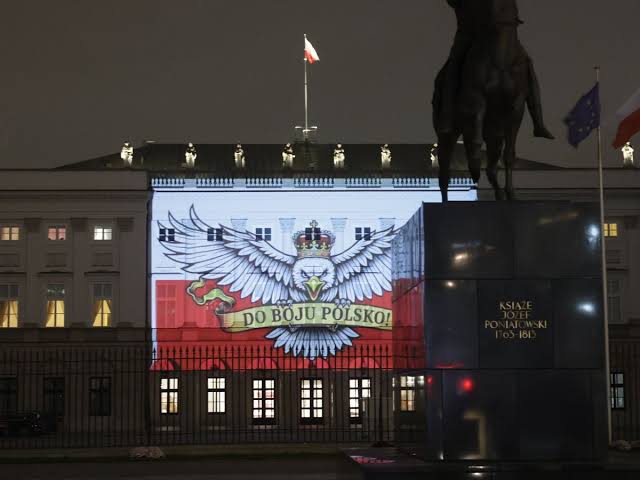 FabrykaRomanow's tweet photo. @K_Stanowski Coś o szmatach mówisz? Przecież twoi koledzy hańbią:

-Orła
-Flagę
-Urząd prezydenta

A ty temu przyklaskujesz, bo ci pinionszki na konto wpływają. https://t.co/uRn7RCEwrA