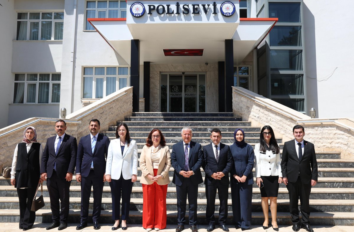 aksarayvaliligi's tweet photo. Valimiz Sn.@muratdurutr ve eşi Elif Duru Hanımefendi , ilimizden tayini çıkan Vali Yardımcısı Sn. Mustafa Duruk ile Ortaköy Kaymakamı Sn. Ahmet Kartepe, Gülağaç Kaymakamı Sn. Şeyma Polat Balak ve Sultanhanı Kaymakamı Sn. Bilal Göksun’u veda programında ağırladı.

Aksaray’a sundukları değerli hizmetler ve özverili çalışmaları dolayısıyla kendilerine teşekkür eden Sn. Valimiz, mülki idare amirlerimize yeni görev yerlerinde sağlık, huzur ve başarılar dileyerek görevlerinin hayırlı olmasını temenni etti.