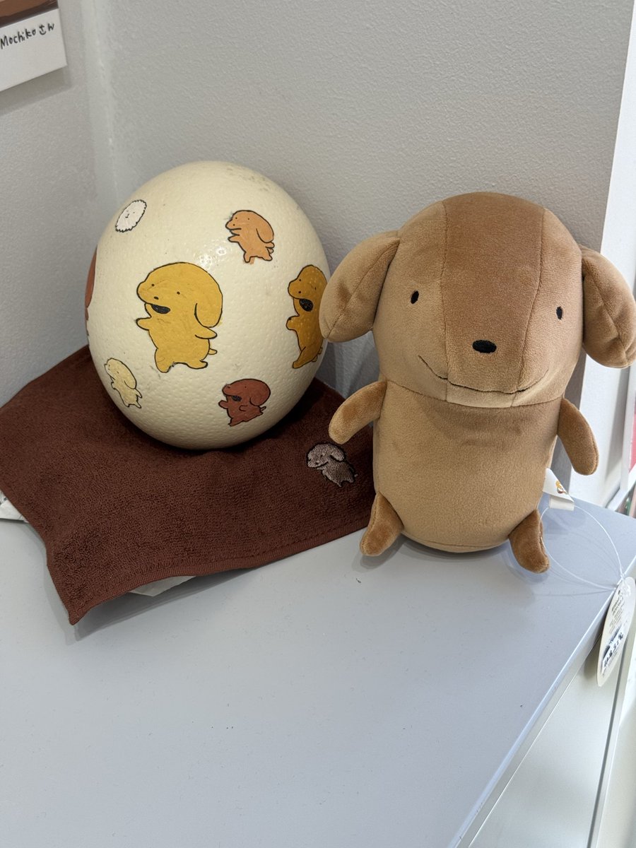 sui_getu's tweet photo. 今回もうかうかさんのこいぬ個展へ！今日は友達と行ってきました〜
CLOUDSさんのモニターで流れていた映像のひとつにイラストメイキングがあって、こいぬワールドがみるみる生み出されていく様子を見られたのがすごく嬉しかったです #こいぬと旅行 https://t.co/Hz7J8evN9w
