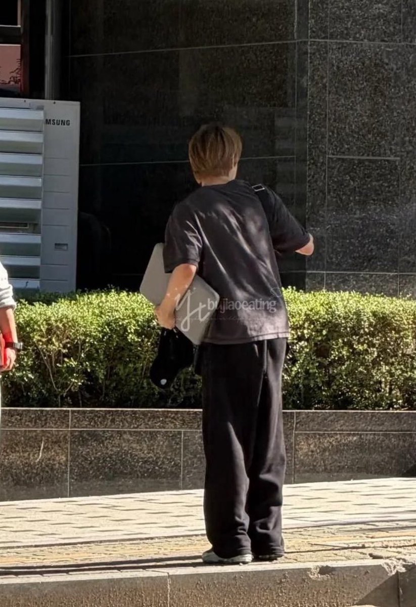 geonwoofs's tweet photo. if this really was geonwoo who was seen in front of wakeone... then maybe MAYBE we'll have him back fr this july/august right? 🥹 ald1 ot8 comeback soon? 🥹 https://t.co/31oKJ3NZ6H