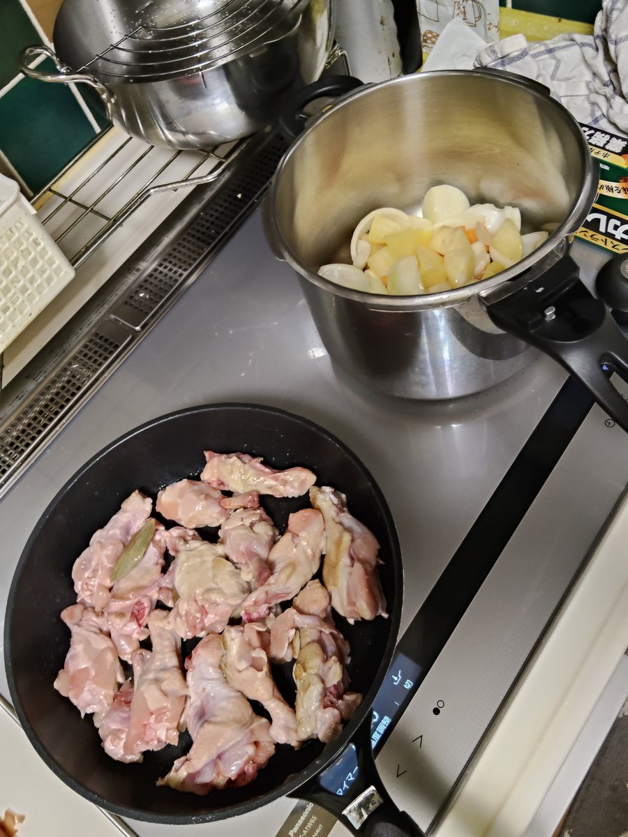 amazon_1002's tweet photo. ただいまっと。

本日はカレー、時間がない時は、圧力鍋に全て突っ込んで時短でカレー、シチュー、肉じゃがと、有難いメニュー😅　本日は少し余裕あるので、先に炒める。
でも、これが美味しいとか言われることもなく、意味があるのか…むしろいま炒めてる肉の臭いがたまらない。
#カレー https://t.co/DjJcyiPvEm