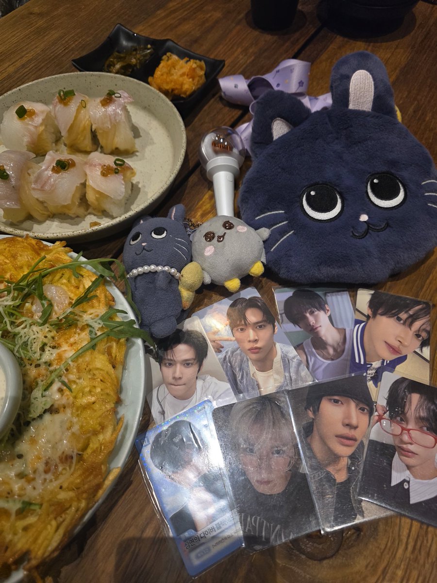1binione's tweet photo. 카와이 일본브리즈친구를
지난 토요일은  랩비트에서 
일요일은 인기가요 끝나고 만나서
냥덕이와 용돌이 예절샷도 찍공ㅋ 

일본친구 인기가요 생방 들어갔는데
라이즈 사녹영상 나올때
무대 나와서  끝까지 무대 다 해줬대ㅜㅜ 
보통은 사녹하면 
생방은 나와도 중간에 
들어가는 경우가 많은데...

라이즈가 왜이리 열심히 해ㅜㅜ 

진짜 지난주말은 우리원빈이 덕분에
남산에서도 랩비트에서도
인기가요에서도 도파민 대폭발이어따ㅋㅋ

#원빈 #wonbin #ウォンビン #라이즈 #riize