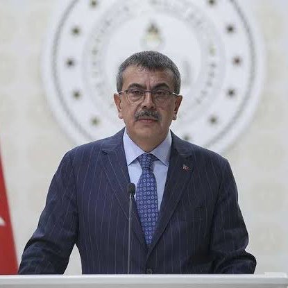 globaleksen1's tweet photo. Milli Eğitim Bakanı Yusuf Tekin çağrılara kulak verdi.

2023 Eylül ayında göreve başlayan öğretmenler için 2026 Eylül ayında mazerete bağlı yer değişikliği talepleri doğrultusunda özel ayrı bir duyuru yayımlanacağını açıkladı.

#2023EylülAtamasıAileBirligi https://t.co/xsY3igXJuw