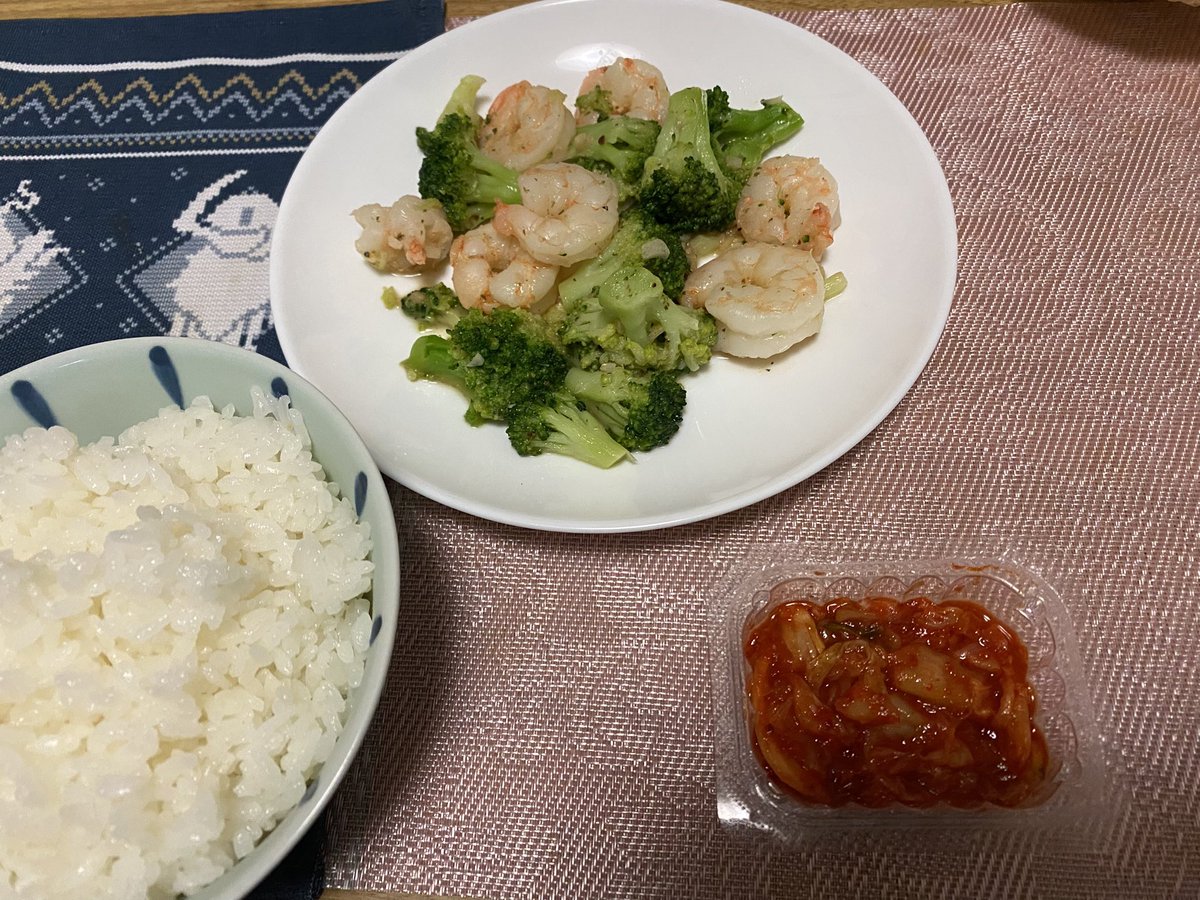 rainy0101's tweet photo. エビとブロッコリーのイタリア炒め。何故かキムチ添え。イタリア炒めとはオリーブオイルにニンニクの香りをつけて、ハーブソルトで炒めたものである。 https://t.co/xvnnqgJP4Q