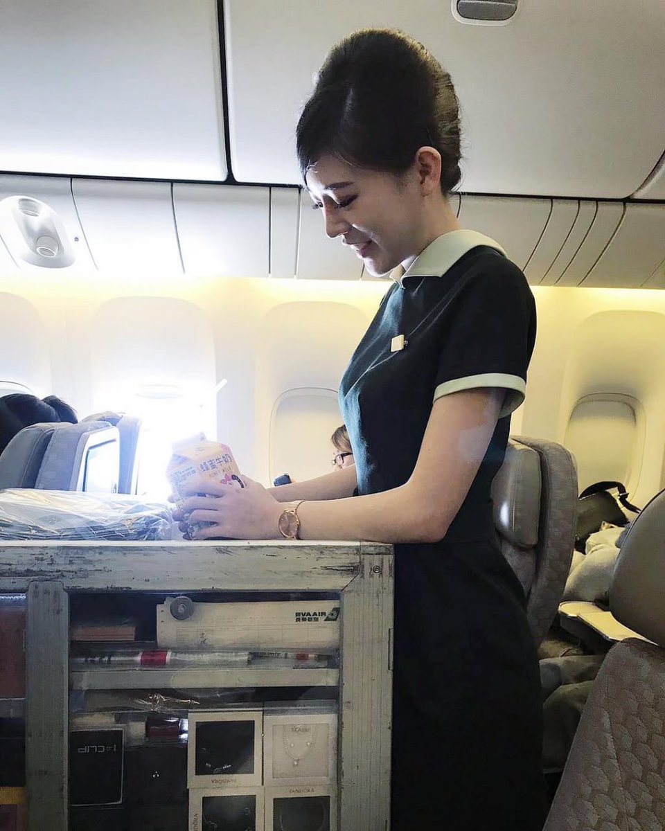 weiw565's tweet photo. 外表：溫柔細心的空服員
內心：已經累到想把制服脫掉直接躺地板
誰懂這種「人前優雅專業、人後廢物」的反差？
空服員姐妹舉手～一般乘客來安慰一下
#空服員日常 https://t.co/5Lae5I7Llq