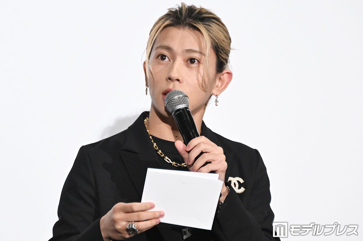 modelpress's tweet photo. Aぇ! group末澤誠也、Snow Man向井康二と
“おそ松論”で意気投合「葛藤はあった」
https://t.co/91o88HTGA8

舞台挨拶にサプライズ登場した向井は「おそ松は一番難しい役だと思う。周りのキャラクターは遊べるけど、おそ松は作品の軸になる存在。カラ松とかを見ていたらふざけたくなるけど、 ふざけたいのを我慢して一生懸命やるのがおそ松なんじゃないかな」と持論を展開。末澤は「まさに俺が思っていたことを、康二も感じていたんやなと思った」と共感。「他のキャラクターを見ていると『楽しそう、遊びたい！』ってなるけど、おそ松はそうではないので、その葛藤はあった」と役作りの苦悩を明かした。