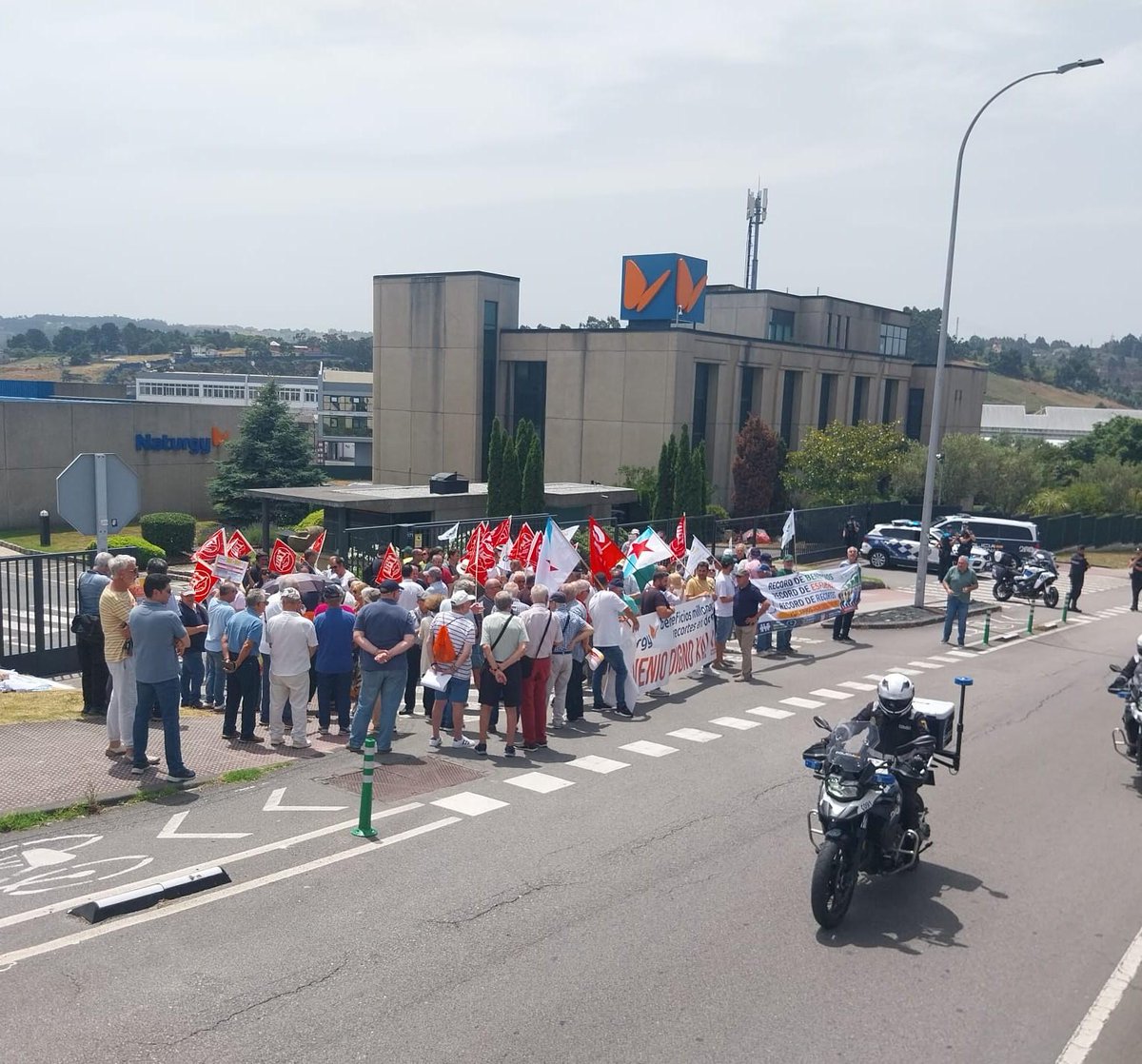 UGT_FICA's tweet photo. 📢 @UGT_FICA y SIE se movilizan en Naturgy 
Concentraciones en Madrid, Barcelona y A Coruña contra la firma inminente del IV Convenio Colectivo por parte de la empresa, CC.OO. y USO.

Denuncian recortes en pleno año de beneficios récord https://t.co/gqprwIO4FO