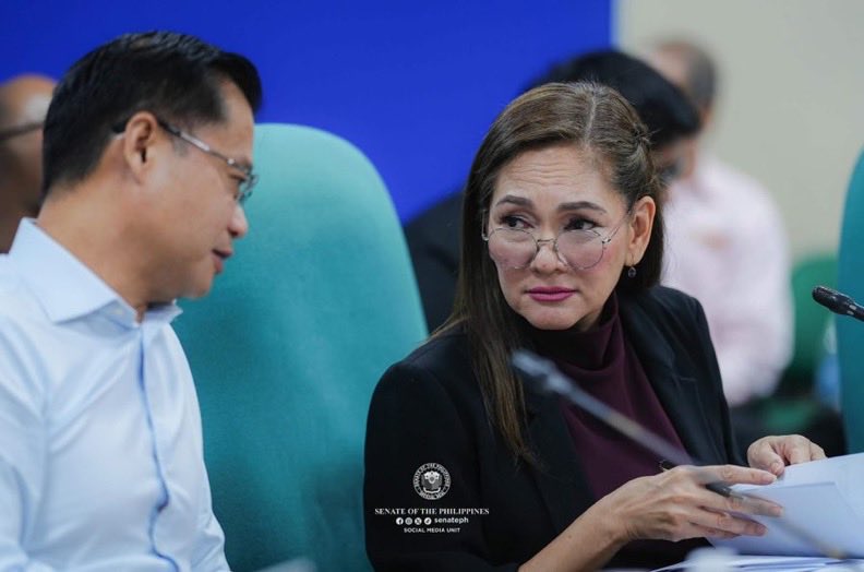 withlovewinri's tweet photo. sherwin never beating the “head tilt reserved for risa” allegations 😔✊🏼 https://t.co/JBoZ6XPwI5