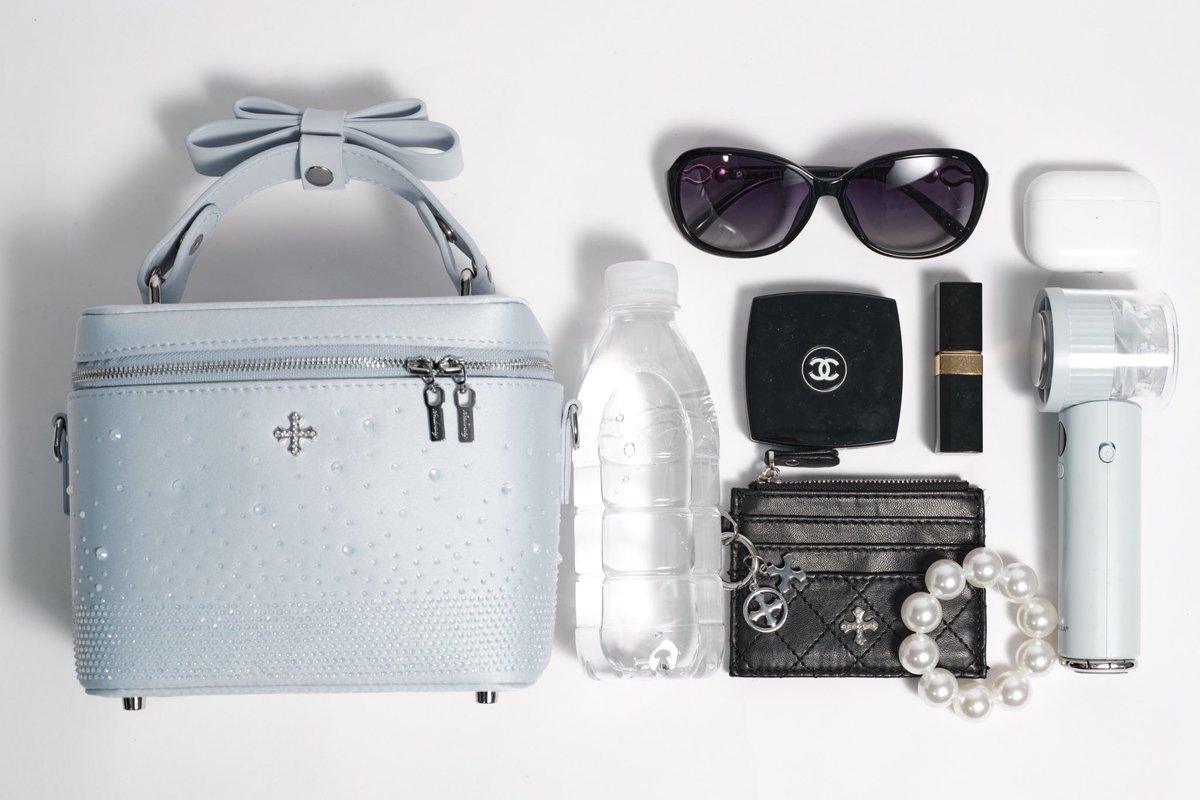 andwangofficial's tweet photo. andwang new 🤍Jewel Ribbon Vanity Bag
light blue ver.

コンパクトなハンディーファンやペットボトルも収納可能ᰔ
高さ15CM 横幅18CM マチ10CMと大きめサイズなので、荷物が多くなるこれからの季節に大活躍間違い無し🥣🤍🫧

6.24 PM7 
🔗 https://t.co/FH89lVVe3D
#andwang https://t.co/MPvtts7deI