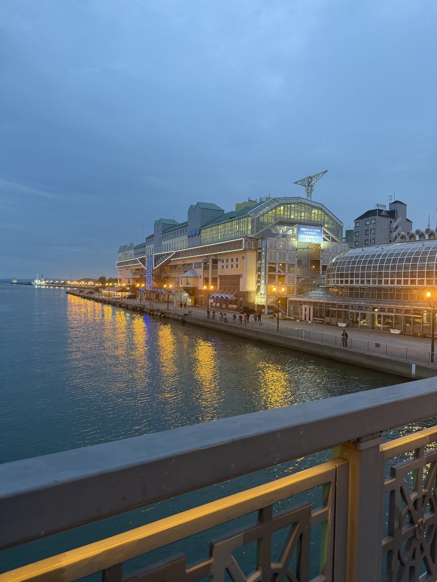 piichakira's tweet photo. 釧路なんだかエモい...
この写ってる建物にラッコモザイクアートあった！！すごい量の写真！素晴らしい👍
#ラッコ　#釧路 https://t.co/LNKkNFilxM
