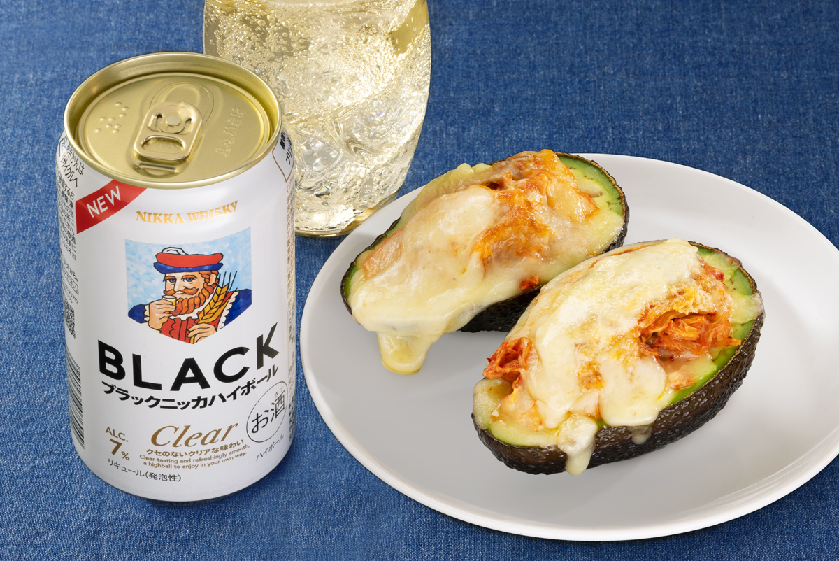 nikka_jp's tweet photo. 毎月24日は #アボカドの日 ！そこで

🥑アボカド・キムチーズ🧀

アボカドを半分に切って種を取り、アルミホイルに乗せる！くぼみにごま油をたらして、キムチを詰める！ピザ用チーズを乗せ、トースターで2~3分焼いて完成じゃ！とろ~りチーズとピリ辛キムチ、クリーミーなアボカドが相性抜群じゃよ！ https://t.co/JbKit5Ycuu