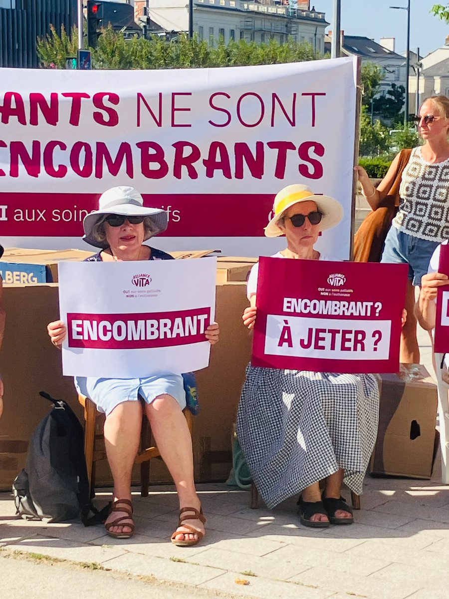allianceVITA's tweet photo. 📣 Hier soir, dans plus de 50 villes en France, des milliers de citoyens se sont rassemblés pour alerter sur un texte de loi qui force les personnes en fin de vie, les personnes dépendantes, vulnérables à se poser cette terrible question : suis-je de trop ?

⚠️ Ce qui est considéré comme un droit pour les uns, devient un devoir pour les autres.

Tous les juristes le savent : les dispositions pénales n’ont pas seulement une valeur répressive, elles ont a aussi une fonction expressive, c’est-à-dire qu’elles manifestent les valeurs d’une société.

🚨Il est urgent d'écrire encore et encore à nos députés pour leur demander de renoncer à voter cette loi :
https://t.co/8Y2i2fAXeu

#Angers #Bayonne #Bitche #AllianceVITA #Findevie