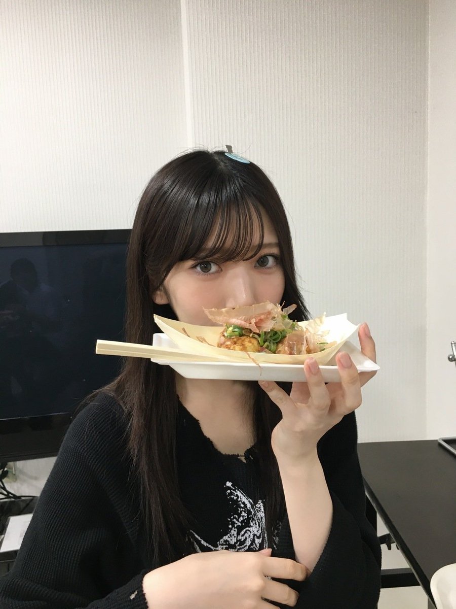 kiranonakama12's tweet photo. クールな猫ちゃんを手懐ける方法：美味しいご飯を提供すること

https://t.co/0ZG3UUjgRL https://t.co/EeMTq3uthV