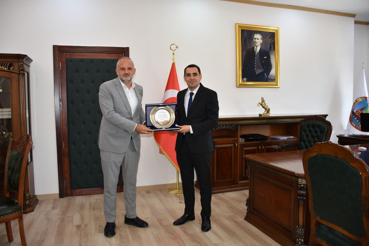MirzaKAYHAN's tweet photo. Cumhurbaşkanlığı Kararnamesi ile ilçemizdeki görev süresini tamamlayarak yeni görev yerine atanan İlçe Kaymakamımız Sayın Mevlana KÜRKÇÜ’yü ,ilçe yönetim kurulu üyelerimizle birlikte makamında ziyaret ederek veda ettik.
Görevi boyunca ilçemize kazandırdığı değerli yatırımlar, gösterdiği yapıcı devlet adamlığı ve özverili çalışmaları anısına kendilerine şükranlarımızı sunarak teşekkür plaketi takdim ettik.
Değerli Kaymakamımıza ilçemize kattığı değerler için teşekkür ediyor, yeni görev yerinde muvaffakiyetler diliyoruz. 
Devletimize ve milletimize hizmeti daim olsun.