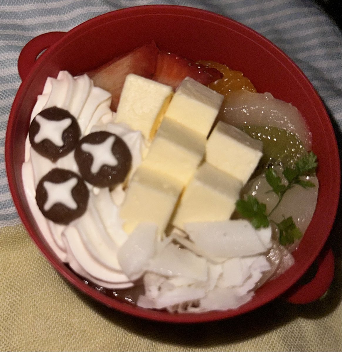 niseusi's tweet photo. 今夜はお鍋(ぷりんです) https://t.co/Q9x3TeDBdS