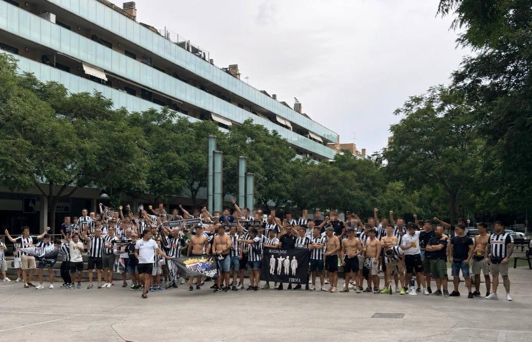 BadajozUltras's tweet photo. Nosotros no abandonamos al Badajoz en tercera

Cuarte - @CDBadajoz 

20-6-26 https://t.co/VqE7O93Z0V