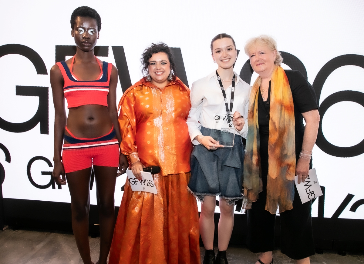 Noticierotextil's tweet photo. 👙🎓 Amy Brown gana el concurso MAXXAM x Graduate Fashion Foundation 2026 con una colección inspirada en el baño retro y desarrollada con tejidos seamless.
🏖️ Vintage
🏃 Athleisure
✨ Visión comercial
https://t.co/XbHkkEJvb8
#GraduateFashionWeek #Swimwear #Moda https://t.co/oEaSHClmM4