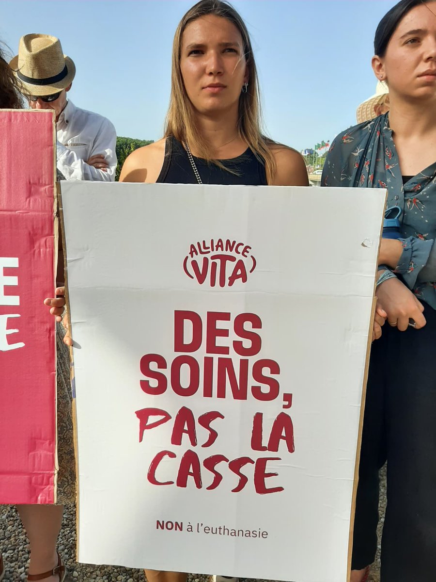 allianceVITA's tweet photo. « Quand je me suis retrouvé complétement paralysé, j’aurais cédé à la désespérance, si je n’avais pas lu dans le regard des soignants et de mes proches, un profond respect de ma vie dans l’état lamentable dans lequel j’étais »

Le regretté Philippe Pozzo di Borgo, tétraplégique, héros du film Intouchables, a témoigné avec force, dans sa vibrante mise en garde contre l’euthanasie, de l’importance d’être encouragé à vivre.

👉Demandons aux députés de ne pas voter une loi qui décourage de vivre !
https://t.co/8Y2i2fBv42

#Bayonne #Bitche #Bordeaux #AllianceVITA #FinDeVie