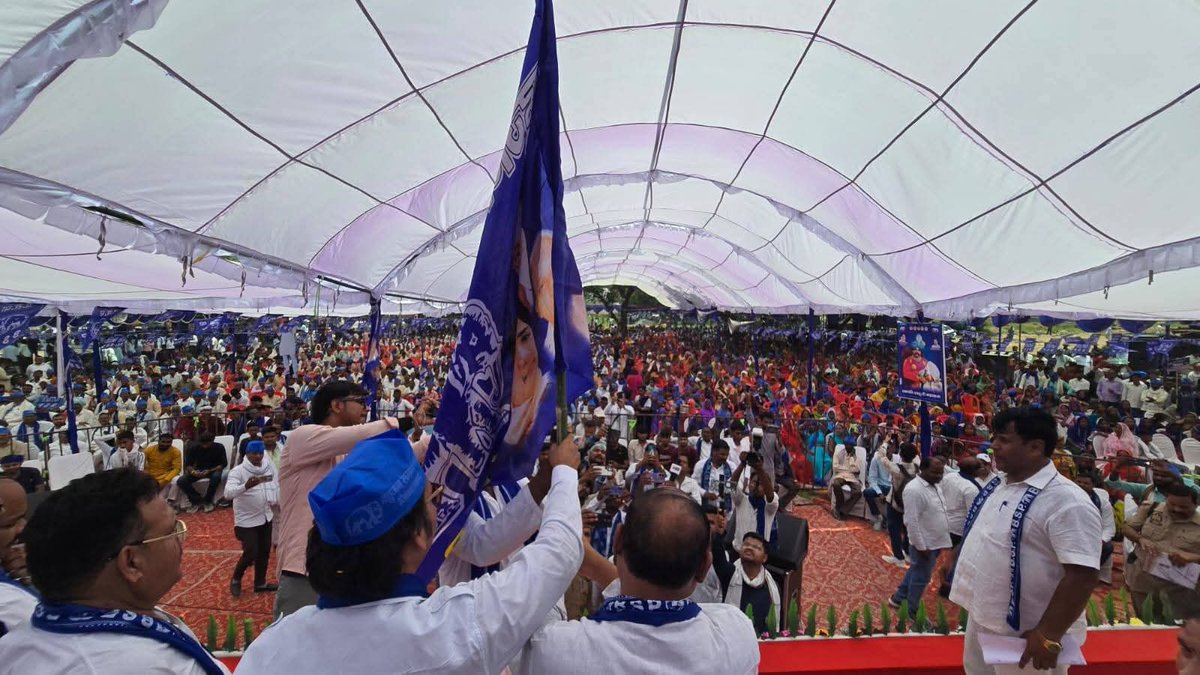 PalVishwnathbsp's tweet photo. आज दिनांक 23-06-2026 को आदरणीय बहन कुमारी मायावती जी के निर्देशानुसार जनपद अम्बेडकरनगर के विधानसभा क्षेत्र अकबरपुर में बहुजन समाज पार्टी द्वारा आयोजित विशाल कार्यकर्ता सम्मेलन में शामिल होने का अवसर प्राप्त हुआ जिसमें विशेष रूप से श्री मनोज वर्मा जी को विधानसभा अकबरपुर बहुजन समाज पार्टी का प्रभारी/ प्रत्याशी घोषित किया गया। 
#जयभीम #मिशन_2027
#BSP #अंबेडकरनगर #अकबरपुर
#बहुजन_समाज_पार्टी