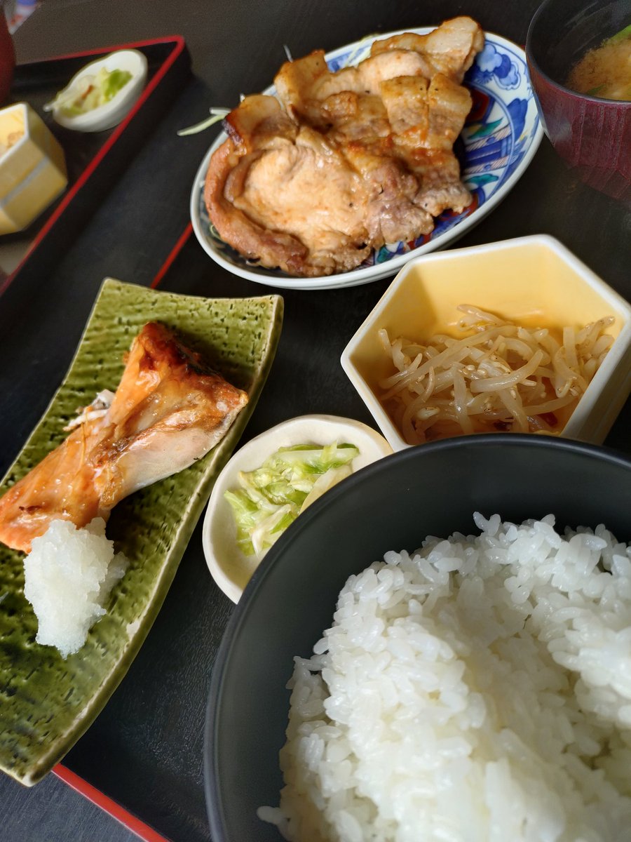 32akey's tweet photo. 三多摩めし🍚💯

#紅鮭と豚ロース定食
#串焼き
#釜めし
#五色本店
#東京
#武蔵村山 https://t.co/qntVlJ9bL1