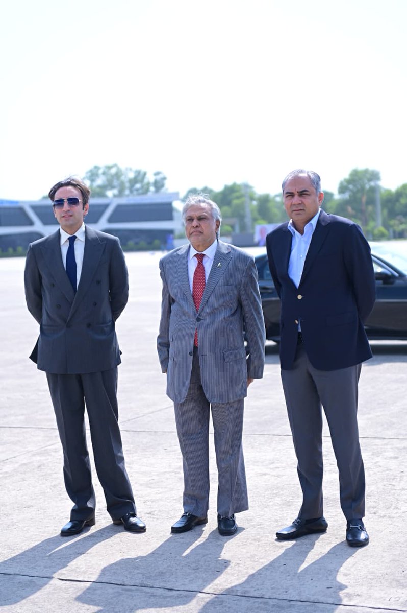 ForeignOfficePk's tweet photo. Foreign Minister of Iran, H.E. Seyyed Abbas Araghchi @araghchi arrived in Islamabad today as part of the delegation accompanying the President of the Islamic Republic of Iran, H.E. Dr. Masoud Pezeshkian, on his State Visit to Pakistan.

Upon arrival at Nur Khan Airbase, Foreign Minister Araghchi was warmly received by Deputy Prime Minister/Foreign Minister Senator Mohammad Ishaq Dar. @MIshaqDar50

Pakistan and Iran share strong brotherly ties, deeply rooted in history, faith, and culture. The leadership and people of Pakistan extend a warm welcome to Foreign Minister Araghchi and the Iranian delegation to Islamabad.