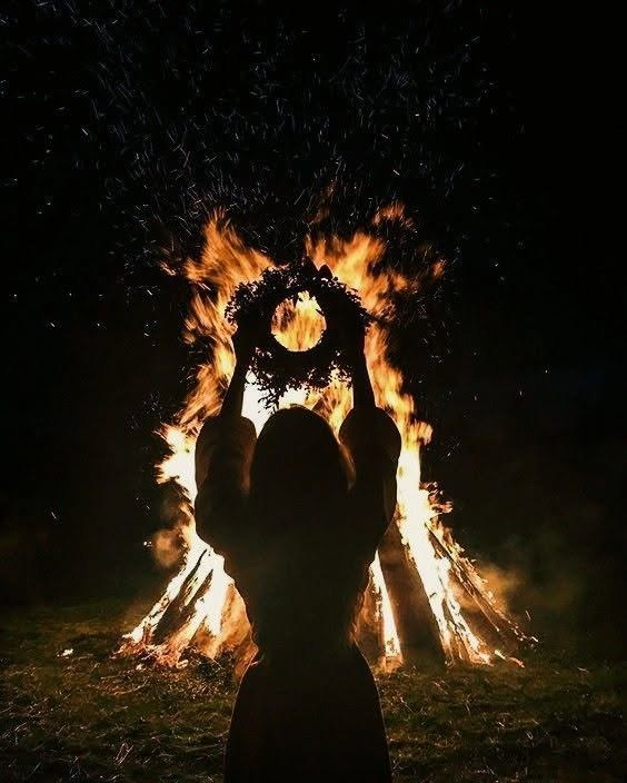 CaminoAquelarre's tweet photo. :: LA NOCHE DE SAN JUAN ::
[Origen y significado].

Desde el momento en el que el ser humano levantó la mirada y descubrió que el mundo estaba atravesado por lo numinoso, comenzó a contemplar la existencia no sólo de lugares sino también de tiempos de poder. https://t.co/EYseJjqAjc