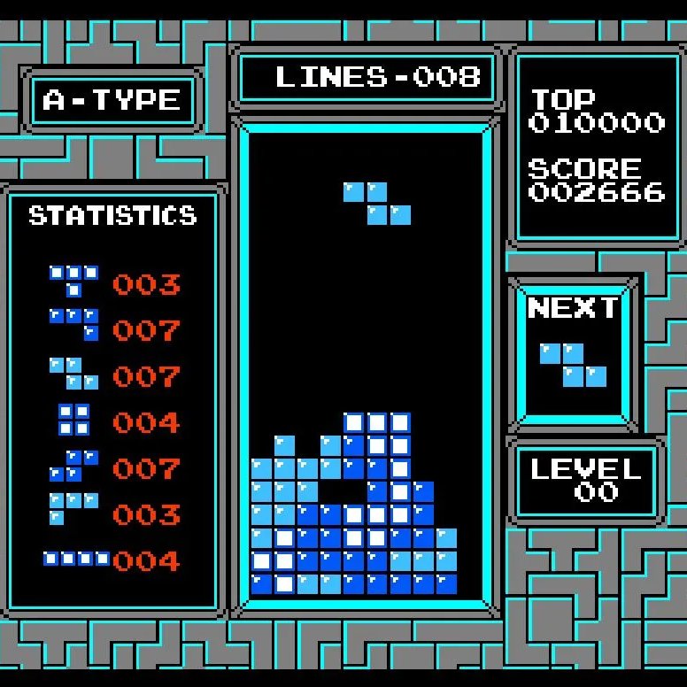 AblukaMedya's tweet photo. Bilim insanları Tetris'i "psikolojik aşı" olarak tanımlıyor:

♦️ Oxford Üniversitesi ve Karolinska Enstitüsü araştırmacıları travma sonrası stres bozukluğu üzerine ilginç bir keşif yaptı.

♦️ Travmatik bir olay yaşadıktan sonraki ilk altı saat içinde Tetris oynamak, beynin kötü anıları kaydetme sürecini bozuyor.

♦️ Trafik kazası geçiren 71 hasta üzerinde yapılan deneylerde, acil serviste beklerken Tetris oynayanların çok daha az travma belirtisi gösterdiği kanıtlandı.

♦️ Oyun görsel olarak yüksek dikkat gerektirdiği için beyin, o anki travmatik görüntüleri hafızaya kazımaya fırsat bulamıyor.

♦️ Bilim insanları bu yöntemi, hastaları ileride yaşayacakları kabuslardan ve anımsamalardan koruyan psikolojik bir aşı olarak tanımlıyor.