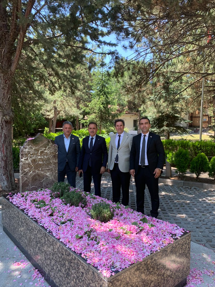 sedat_dursunn's tweet photo. MHP Bingöl İl Başkanımız Sn Emin Varan, Türk Sağlık Sen Şube Bakanımız Sn Sadık Anşin ve Turkav İl Başkanımız Sn Halit Rıza Başbuğ ike beraber Başbuğ Alparslan Türkeş'in kabrini ziyaret ettik. Ruhu şad olsun. https://t.co/lY1n6XCgqe