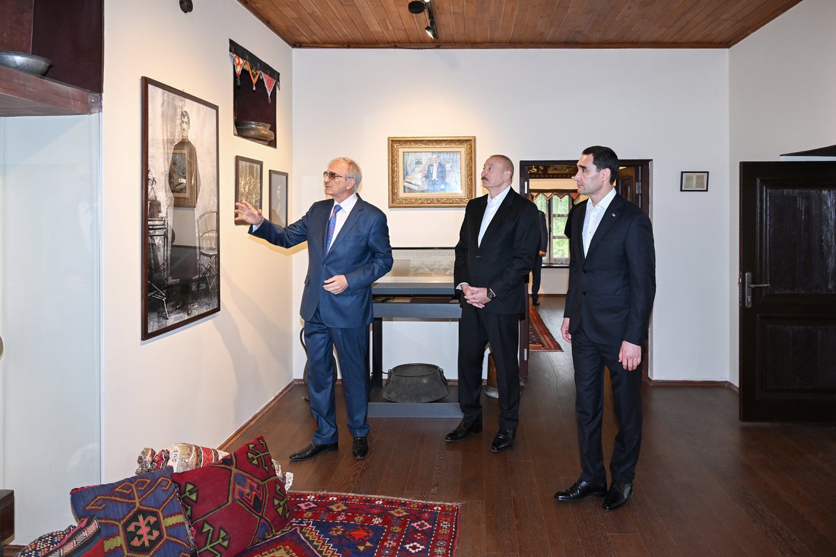 azpresident's tweet photo. Prezidentlər İlham Əliyev və Sərdar Berdiməhəmmədov Şuşada Bülbülün ev-muzeyində olublar. https://t.co/e5NP7BXKZR