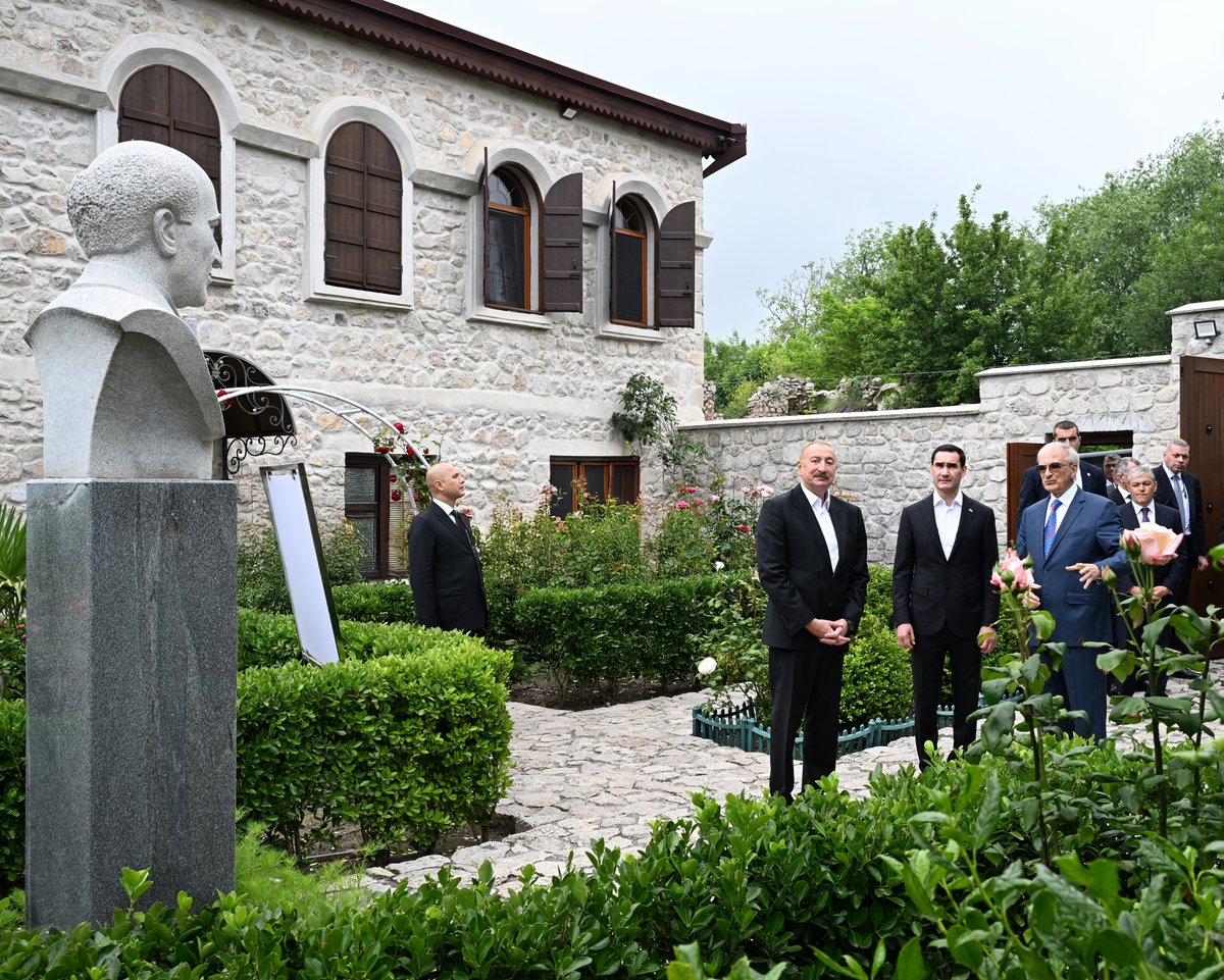 azpresident's tweet photo. Prezidentlər İlham Əliyev və Sərdar Berdiməhəmmədov Şuşada Bülbülün ev-muzeyində olublar. https://t.co/e5NP7BXKZR